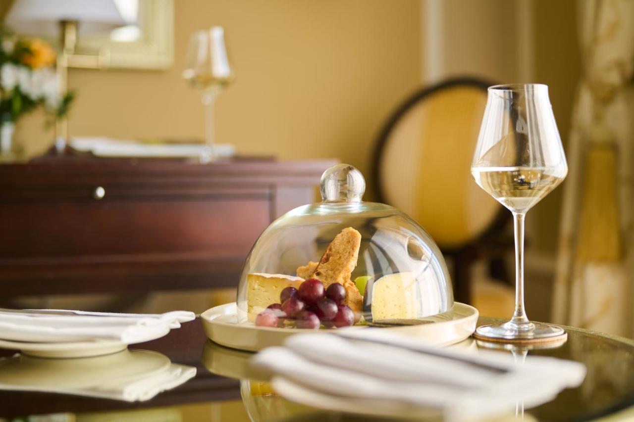 Castlemartyr Resort Hotel Exteriér fotografie A wine glass