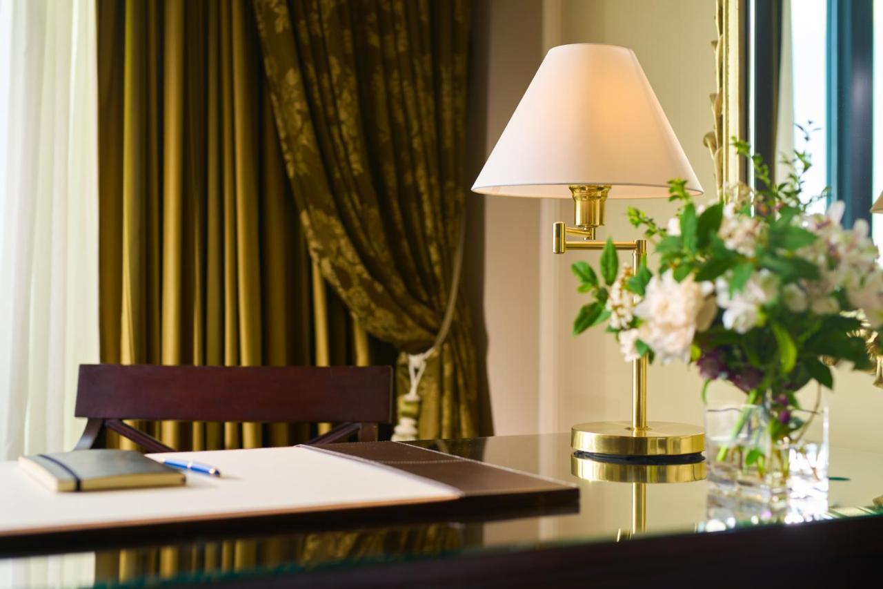 Castlemartyr Resort Hotel Exteriér fotografie A table lamp