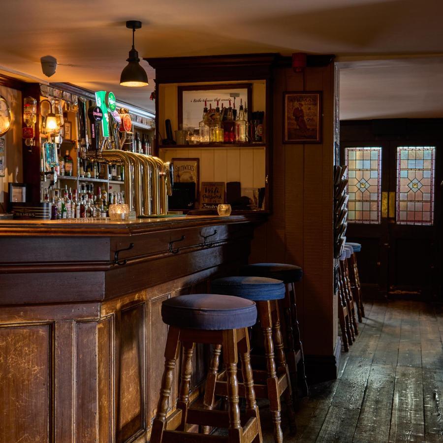 Castlemartyr Resort Hotel Exteriér fotografie The bar at The Old Red Lion